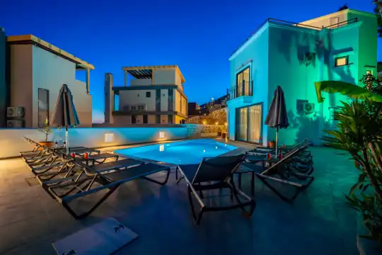 Kalkan'da Plaja Yürüme Mesafesinde, Deniz Manzaralı, 8 Kişilik Kapasiteyle Özel Havuzlu Villa