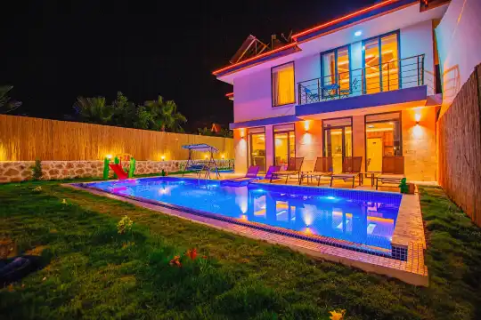 Kalkan'da Geniş Bahçe ve Lüks Tasarımıyla Konforlu Villa Tatil Keyfi