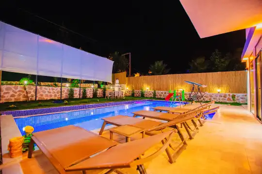 Kalkan'da Geniş Bahçe ve Lüks Tasarımıyla Konforlu Villa Tatil Keyfi
