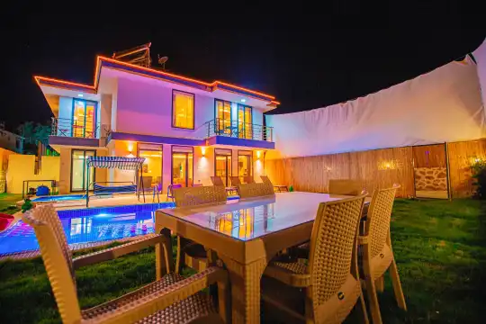 Kalkan'da Geniş Bahçe ve Lüks Tasarımıyla Konforlu Villa Tatil Keyfi