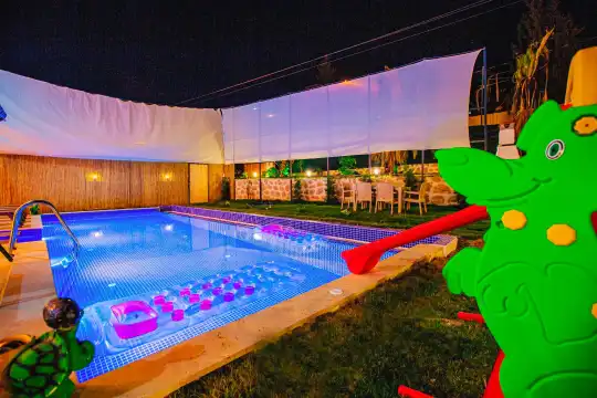 Kalkan'da Geniş Bahçe ve Lüks Tasarımıyla Konforlu Villa Tatil Keyfi