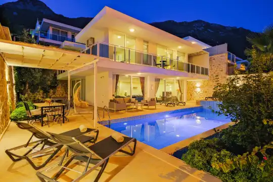 Kalkan Merkez'de Deniz Manzaralı Süit Odalarıyla Rahatlık ve Şıklık Bir Arada