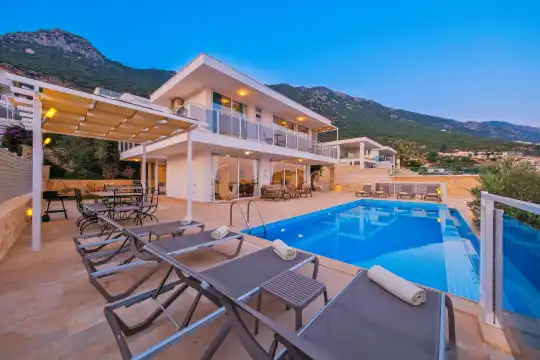 Kalkan Merkeze Yakın, Denize Nazır Lüks Modern Tatil Villası