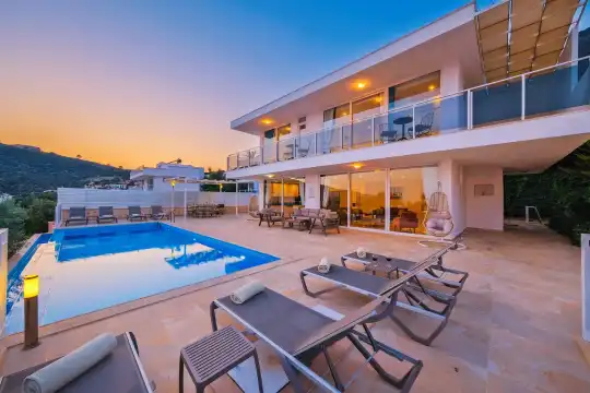 Kalkan Merkeze Yakın, Denize Nazır Lüks Modern Tatil Villası
