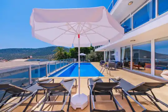 Kalkan'da Denize Yakın Eşsiz Atmosferiyle Kalabalık Ailelere Uygun Modern Villa