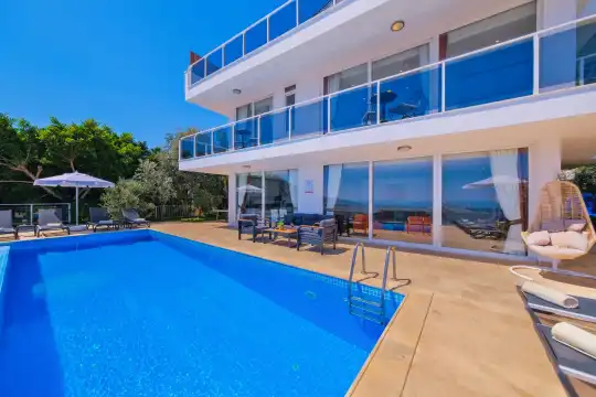 Kalkan'da Denize Yakın Eşsiz Atmosferiyle Kalabalık Ailelere Uygun Modern Villa