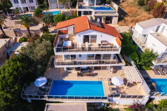 Kalkan'da Denize Yakın Eşsiz Atmosferiyle Kalabalık Ailelere Uygun Modern Villa