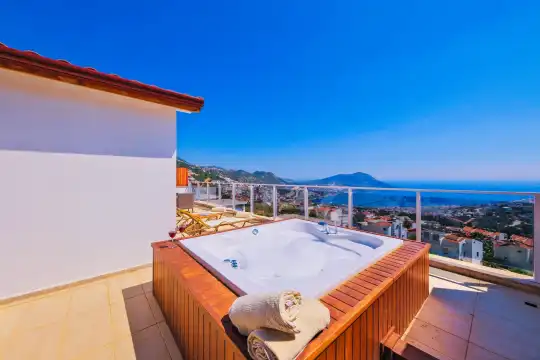 Kalkan'da Denize Yakın Eşsiz Atmosferiyle Kalabalık Ailelere Uygun Modern Villa
