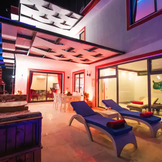 Kalkan'da Isıtmalı Kapalı Havuz ve Panoramik Manzaralı Balayı veya Aile Villası