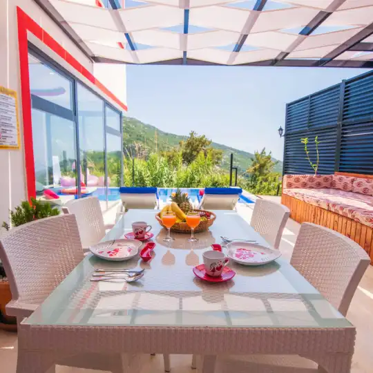 Kalkan'da Isıtmalı Kapalı Havuz ve Panoramik Manzaralı Balayı veya Aile Villası