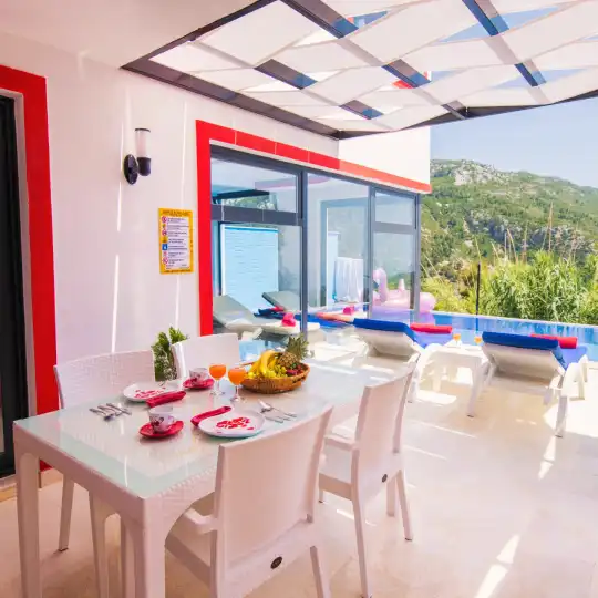 Kalkan'da Isıtmalı Kapalı Havuz ve Panoramik Manzaralı Balayı veya Aile Villası