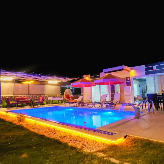 Kalkan Sarıbelen’de Jakuzili ve Korunaklı Villa: Aileler İçin İdeal Tatil Seçeneği