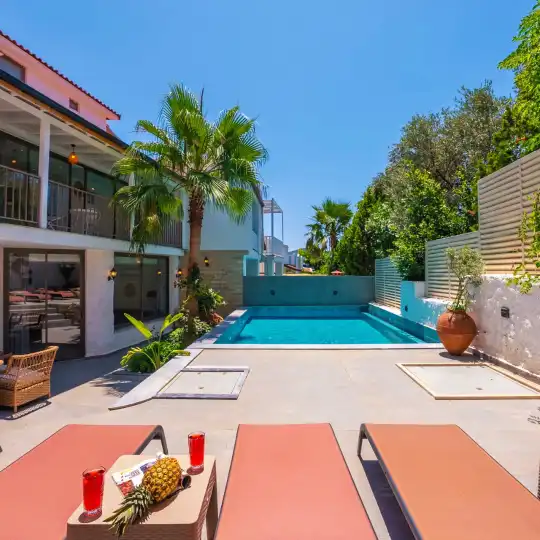 Kalkan’da Doğa İçerisinde Plaja Yakın, Modern Tasarımlı, 6 Kişilik Villa