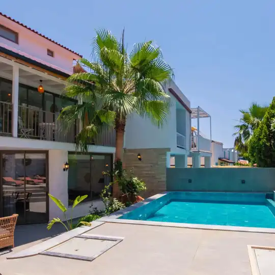 Kalkan’da Doğa İçerisinde Plaja Yakın, Modern Tasarımlı, 6 Kişilik Villa