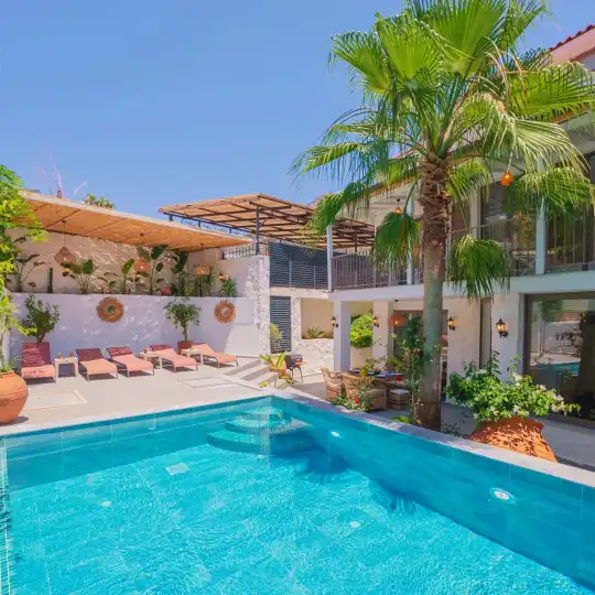 Kalkan’da Doğa İçerisinde Plaja Yakın, Modern Tasarımlı, 6 Kişilik Villa