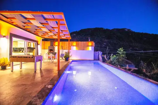 Kalkan Doğanın Ortasında Sauna ve Jakuzi Konforuyla Villa