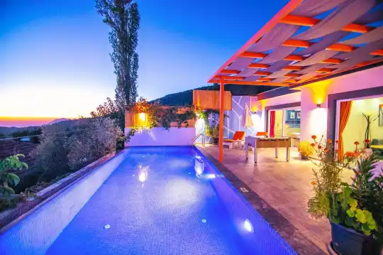 Kalkan Doğanın Ortasında Sauna ve Jakuzi Konforuyla Villa
