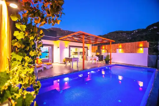 Kalkan Doğanın Ortasında Sauna ve Jakuzi Konforuyla Villa