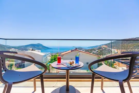 Kalkan’da Sonsuzluk Havuzu ve Özel Spa Olanaklarıyla Geniş Aile Villası