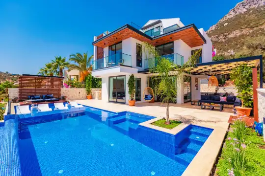 Kalkan’da Sonsuzluk Havuzu ve Özel Spa Olanaklarıyla Geniş Aile Villası