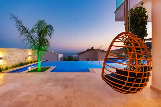 Kalkan’da Sonsuzluk Havuzu ve Özel Spa Olanaklarıyla Geniş Aile Villası