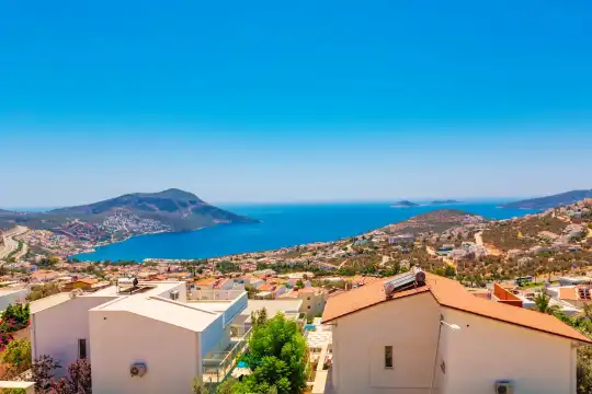 Kalkan’da Sonsuzluk Havuzu ve Özel Spa Olanaklarıyla Geniş Aile Villası