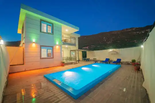 Kalkan’da Doğayla Bütünleşen, Korunaklı ,Ekonomik ve  Geniş Kapasiteli Villa