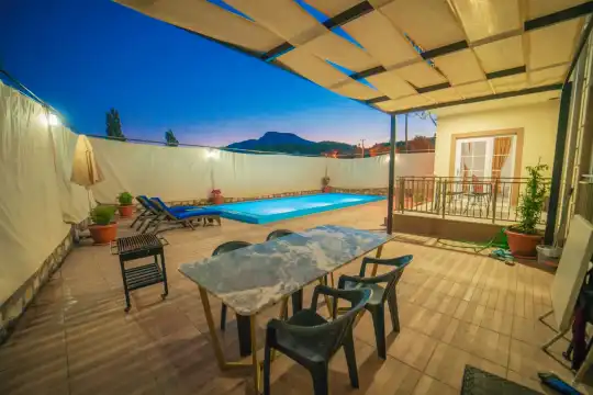 Kalkan’da Doğayla Bütünleşen, Korunaklı ,Ekonomik ve  Geniş Kapasiteli Villa