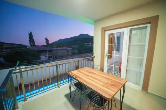 Kalkan’da Doğayla Bütünleşen, Korunaklı ,Ekonomik ve  Geniş Kapasiteli Villa