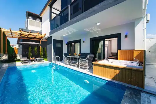 Fethiye’nin Kalbinde Ölüdeniz’e Yakın, Modern ve Geniş Bahçeli Tatil Villası