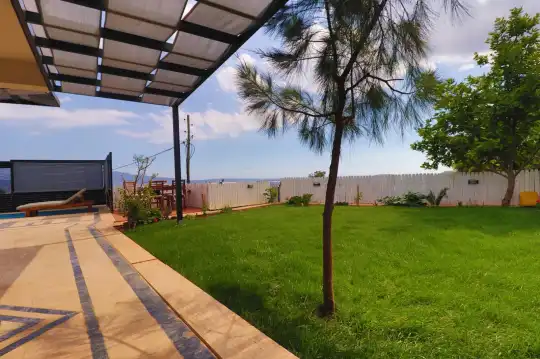 Kalkan’da 4 Kişilik Muhafazakar Villa: Isıtmalı ve Jakuzili