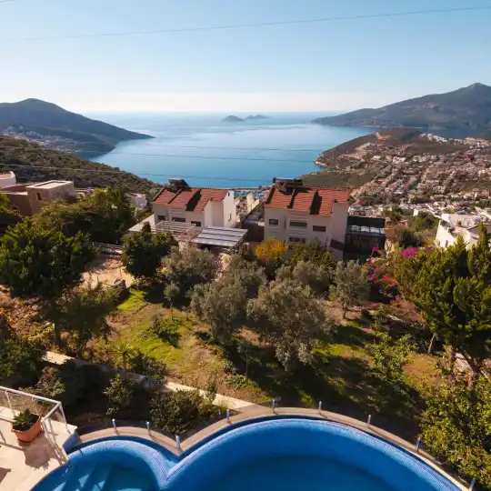 Kalkan’da Jakuzili, Özel Bahçeli ve Özel Yüzme Havuzlu, Manzarasıyla Hayran Bırakan Villa