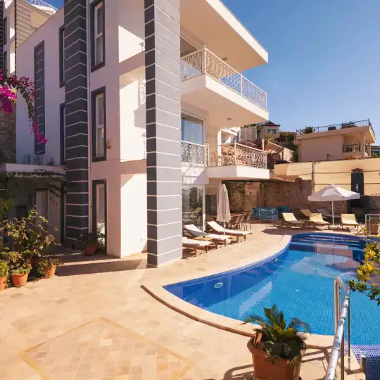 Kalkan’da Jakuzili, Özel Bahçeli ve Özel Yüzme Havuzlu, Manzarasıyla Hayran Bırakan Villa