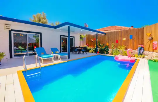 Kalkan'da Hem Deniz Manzaralı Hem de Doğa İçinde Konumlanmış Balayı Villası