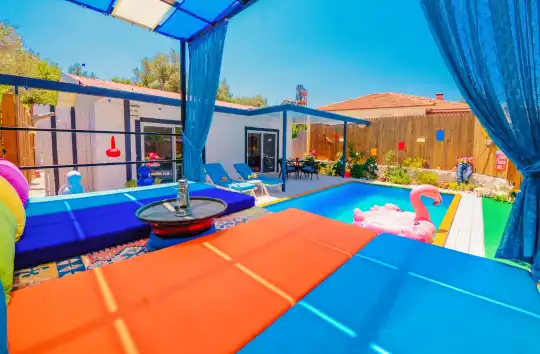 Kalkan'da Hem Deniz Manzaralı Hem de Doğa İçinde Konumlanmış Balayı Villası