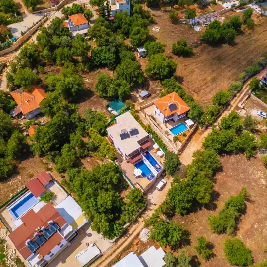 Kaş’ın Yamaçlarında Doğayla Baş Başa Plajlara Kolay Ulaşım Sağlayan Villa