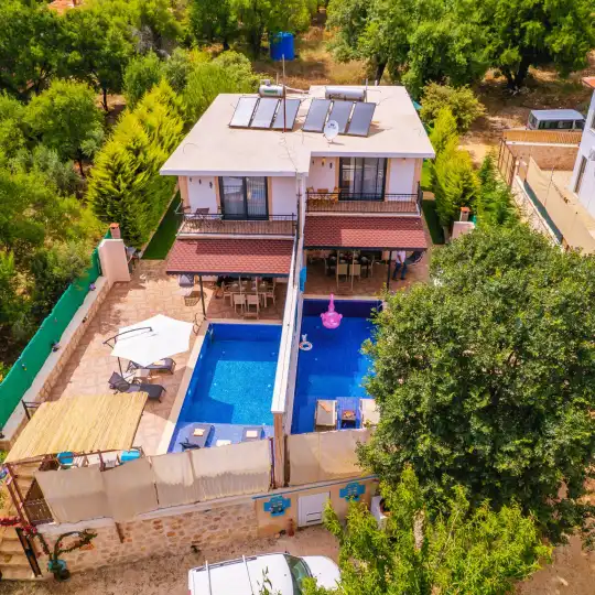 Kaş’ın Yamaçlarında Doğayla Baş Başa Plajlara Kolay Ulaşım Sağlayan Villa