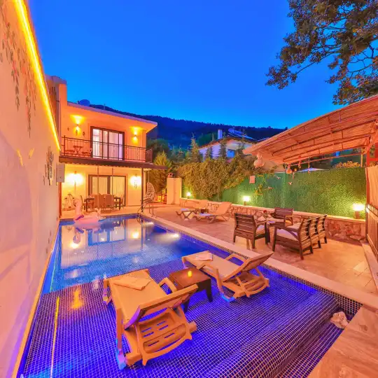 Kaş’ın Yamaçlarında Doğayla Baş Başa Plajlara Kolay Ulaşım Sağlayan Villa