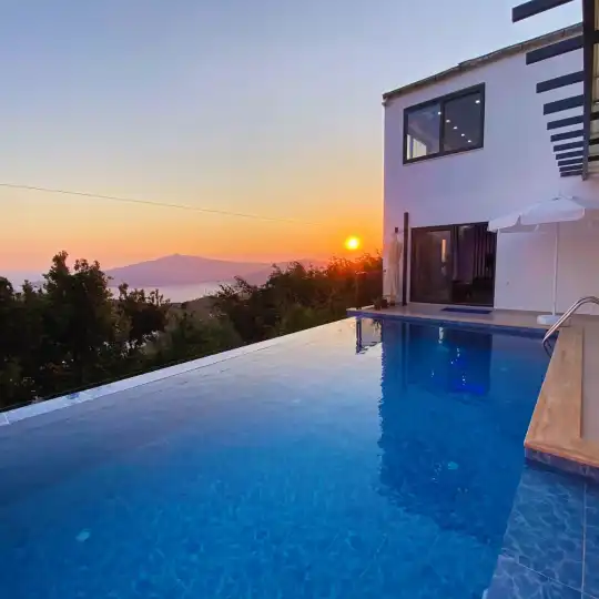 Kalkan’da Lüks ve Mahremiyet Sunan Deniz Manzaralı Villa